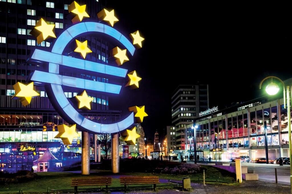 Image: 0176743821, License: Rights managed, Germany, Hesse, Frankfurt, Euro sign at night, Property Release: No or not aplicable, Model Release: No or not aplicable, Credit line: Profimedia.sk, Westend