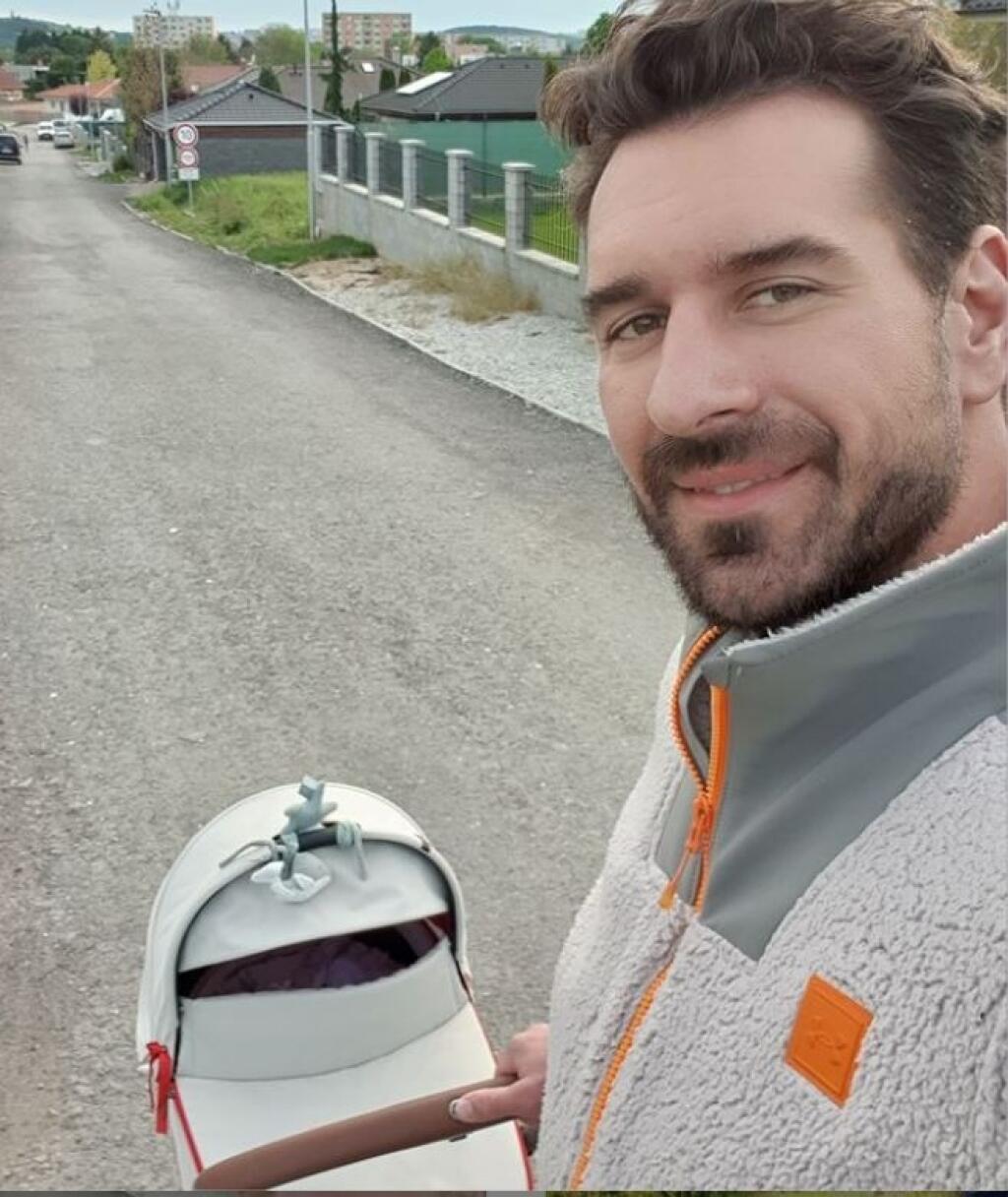 Boris Valábik ma na kočíku pripnutú červenú stužku.