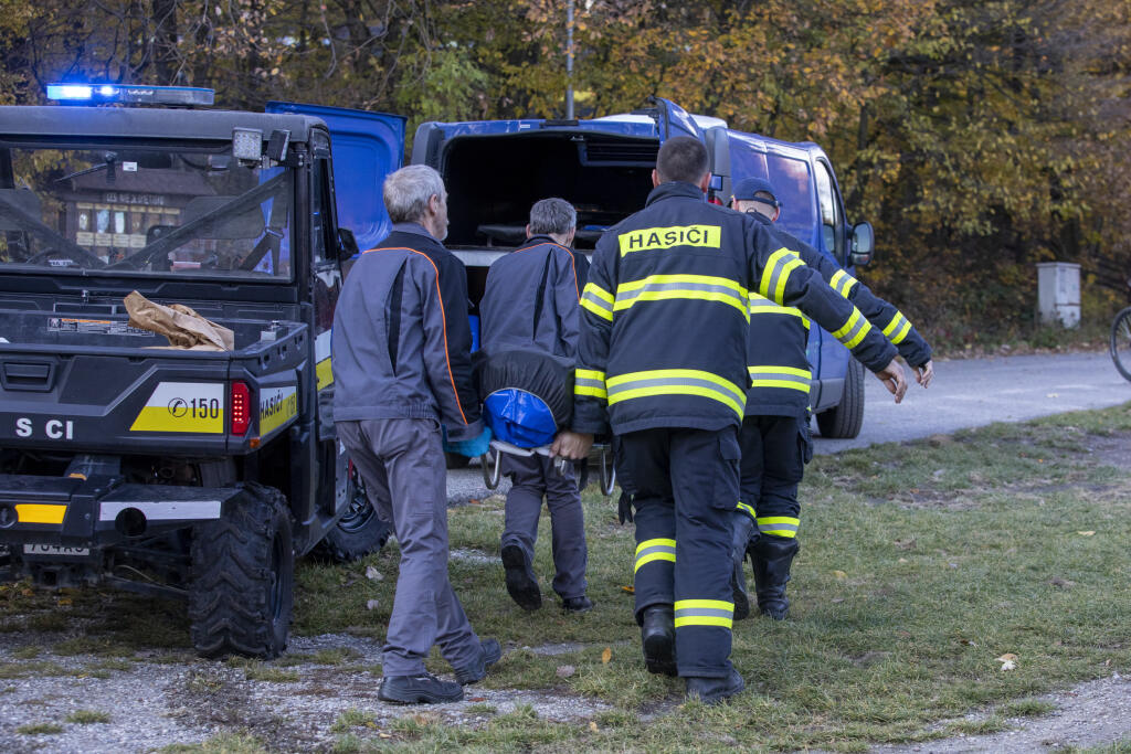 Na snímke hasiči a policajti vynášajú telo tragicky zosnulého hokejistu Dušana Pašek.