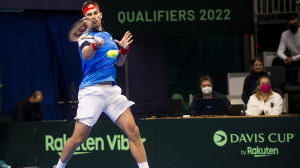 Na snímke Norbert Gombos (Slovensko) v stretnutí proti Lorenzovi Musettimu (Taliansko) v kvalifikačnom dueli Slovensko - Taliansko o postup na finálový turnaj Davisovho pohára v Bratislave 5. marca 2022. FOTO TASR – Jakub Kotian