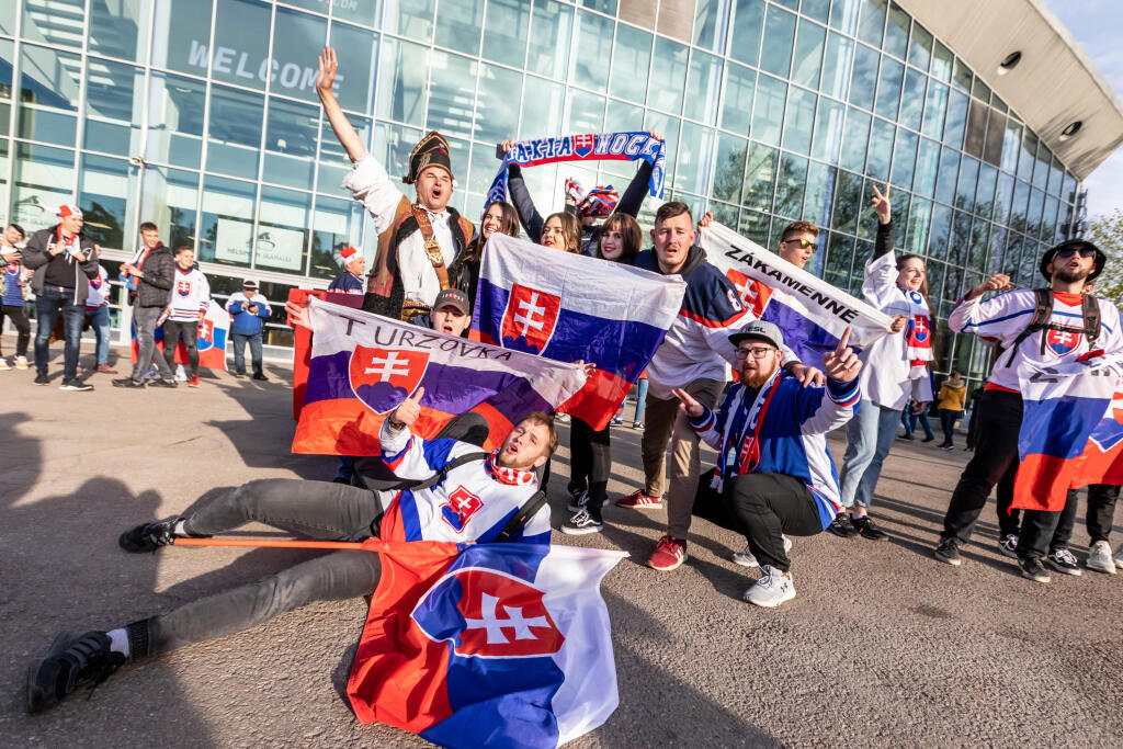 Na snímke sú slovenskí fanúšikovia pred piatym zápasom základnej skupiny MS 2022 v Helsinkách, v ktorom nastúpili slovenskí hokejisti proti Kazachstanu.