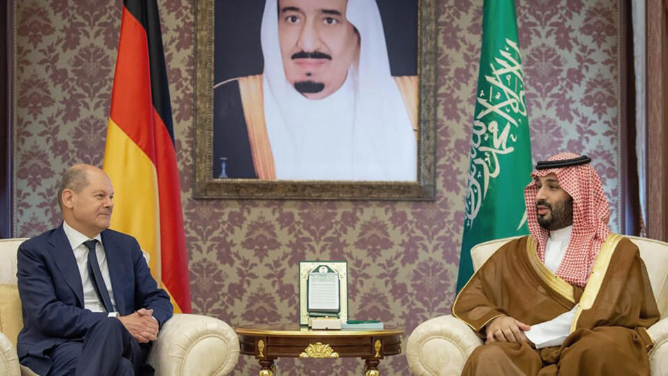 WA 45 Džidda - Nemecký kancelár Olaf Scholz (vľavo) a saudskoarabský korunný princ Muhammad bin Salmán počas stretnutia v meste Džidda v sobotu 24. septembra 2022. FOTO TASR/AP
In this photo released by Saudi Press Agency, SPA, Saudi Crown Prince Mohammed bin Salman, right, receives Chancellor Olaf Scholz, in Jeddah, Saudi Arabia. (Saudi Press Agency via AP)