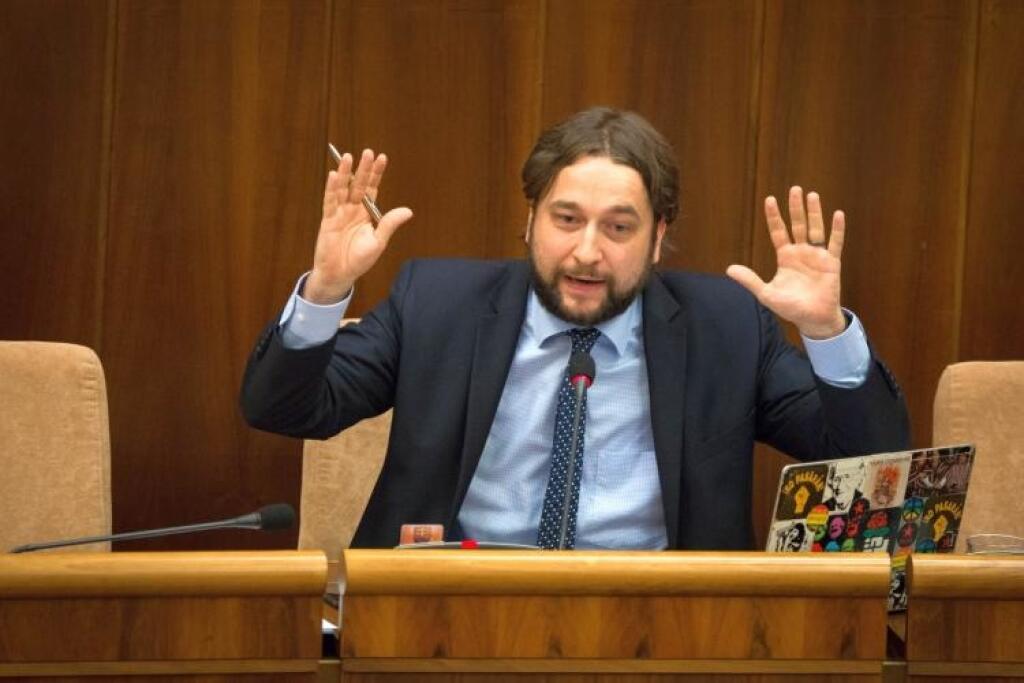 Kaliňák pre kauzu Bašternákovej DPH nepadol, partneri ho podržali