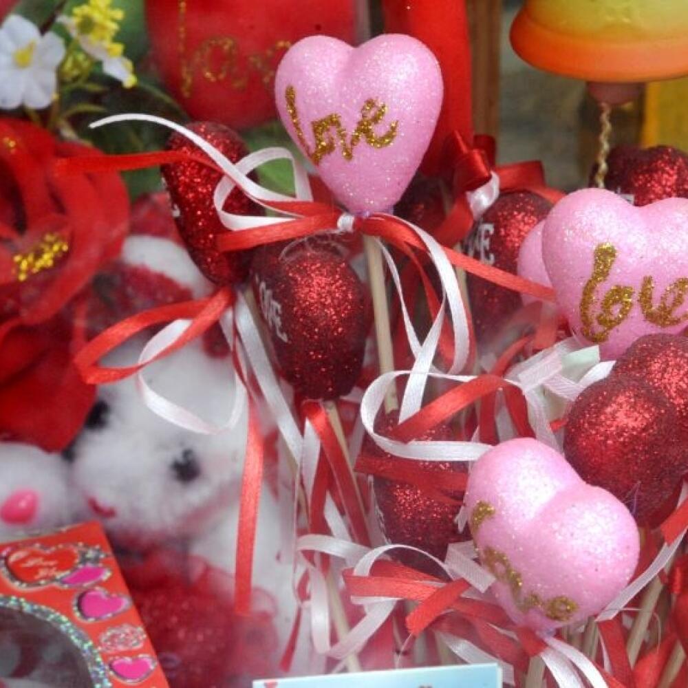 Sviatok svätého Valentína pripadá na pondelok 14. februára 2011. Svätý Valentín sa považuje za patróna za¾úbených, snúbencov a manželov. Ob¾úbené valentínske farby sú èervená a fialová. Na snímke darèekové predmety s valentínskou symbolikou v bratislavskom kvetinárstve 14. februára 2011. FOTO TASR - Štefan Puškáš