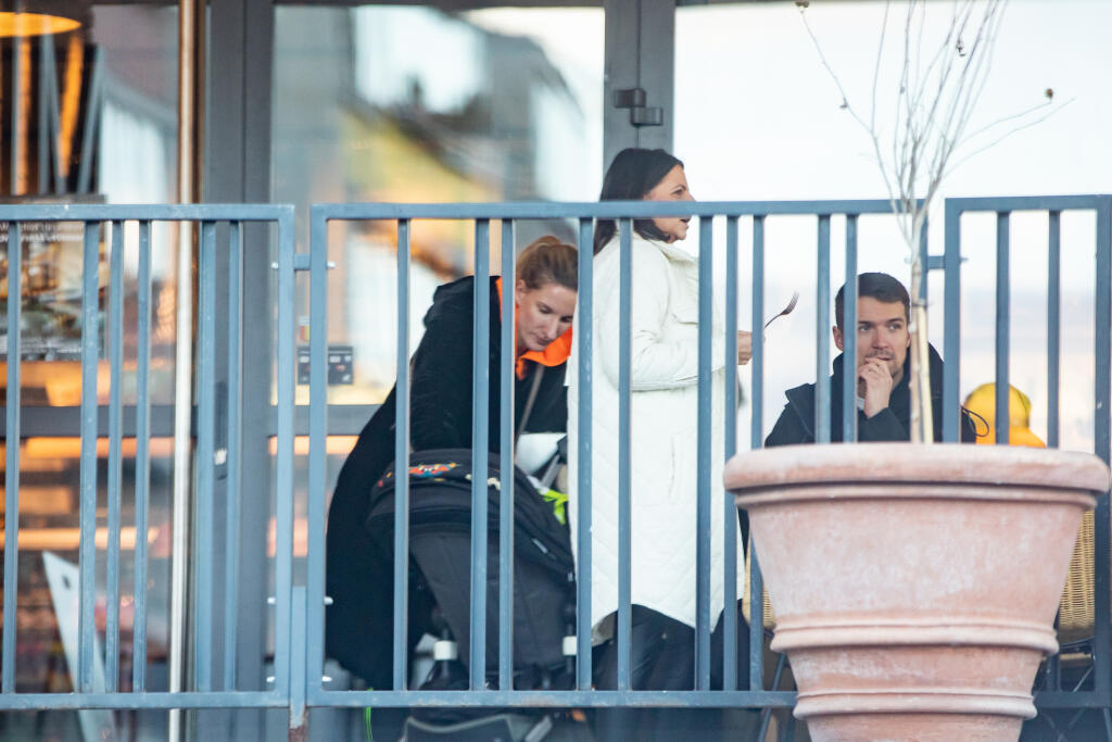 Deň po prevalení životnej novinky u Vinczeovcov sa nám manželov podarilo zachytiť, ako si vychutnávajú obed v známej reštaurácii neďaleko ich bydliska. A nechýbalo ani ich malé dieťatko. Na snímke je Viktor Vincze a Adela Vinczeová.