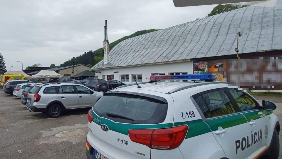 Na mieste zasahuje polícia.