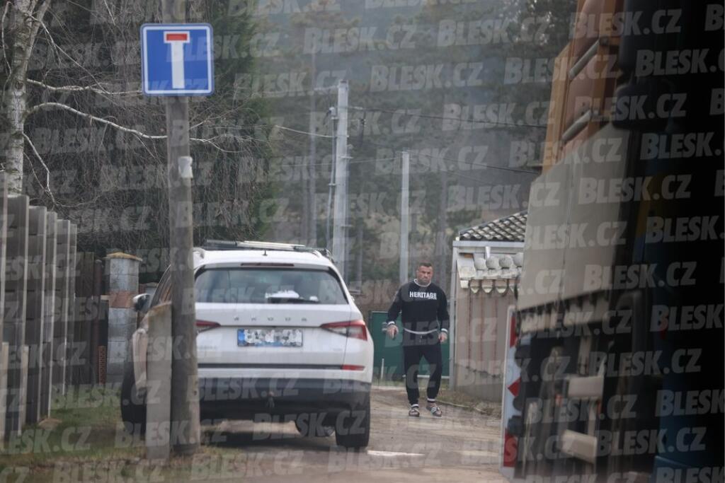 Karlos sovju snúbenicu a deti vyčkával na ceste.