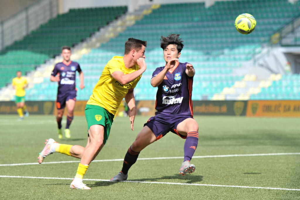 Na snímke zľava Adrián Kaprálik (Žilina) a Min Su Kim (Košice) v odvete semifinále Slovenského pohára – Slovnaft Cupu vo futbale MŠK Žilina - FC Košice v Žiline 4. mája 2021. FOTO TASR - Erika Ďurčová