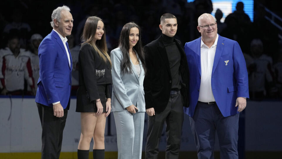 Keith Tkachuk (vpravo), Mike Liut (vľavo), Maja Demitrová (uprostred), vdova po Pavlovi Demitrovi, dcéra Zara Demitrová (druhá vľavo) a syn Lucas Demitra (druhý sprava) pózujú pred slávnostným vhodením buly pred zápasom zámorskej hokejovej NHL St. Louis Blues.