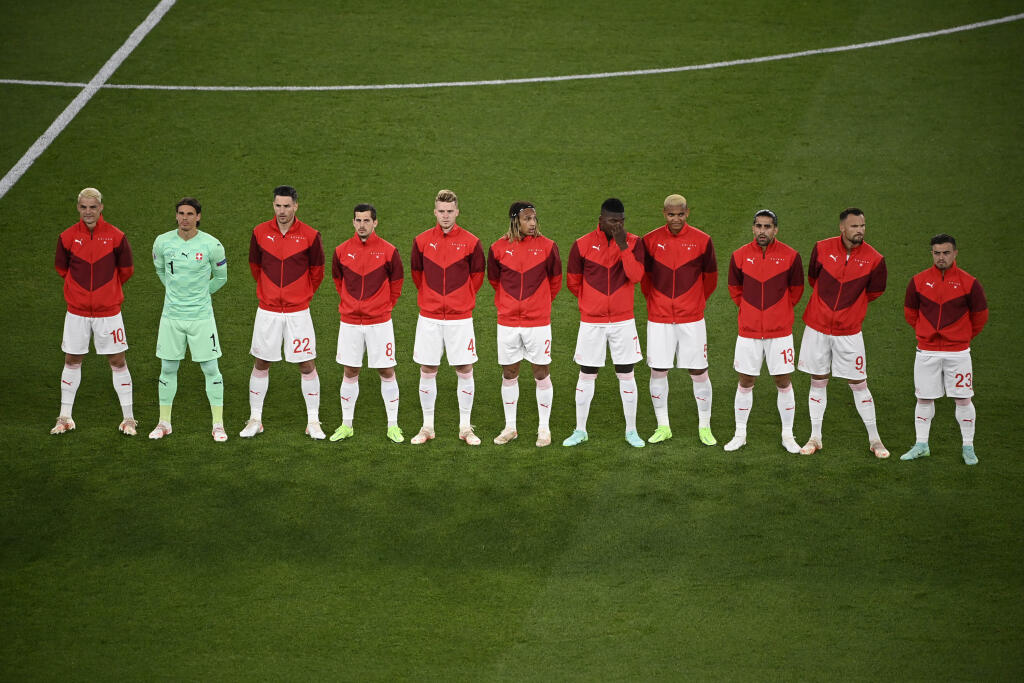 EBE 38 Rím - Na snímke hráči Švajčiarska pred zápasom A-skupiny na majstrovstvách Európy vo futbale 2021 Taliansko – Švajčiarsko v stredu 16. júna 2021 v Ríme. FOTO TASR/AP
Swiss players stand prior of the Euro 2020 soccer championship group A match between Italy and Switzerland at the Rome Olympic stadium, Wednesday, June 16, 2021. (AP Photo/Riccardo Antimiani, Pool)