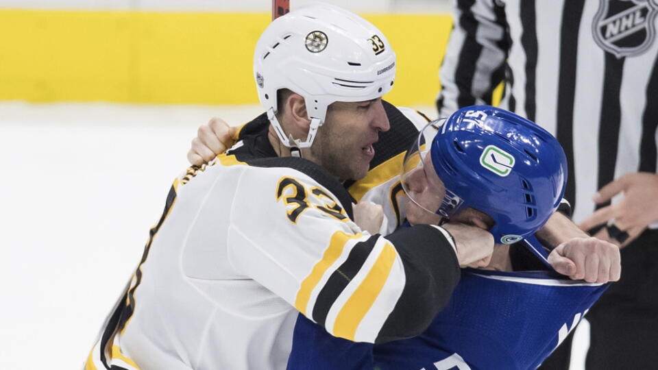 KK3 Vancouver - Slovenský obranca Bostonu Bruins Zdeno Chára (vľavo) a Tyler Myers z Vancouveru Canucks počas bitky v zápase zámorskej NHL 22. februára 2020 vo Vancouveri. FOTO TASR/AP
Boston Bruins' Zdeno Chara, left, of Slovakia, and Vancouver Canucks' Tyler Myers fight during the second period of an NHL hockey game Saturday, Feb. 22, 2020, in Vancouver, British Columbia. (Darryl Dyck/The Canadian Press via AP)