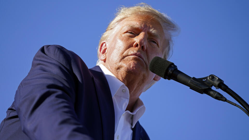 KK1 Waco - Na snímke bývalý americký prezident Donald Trump hovorí na predvolebnom mítingu 25. marca 2023 vo Wacu. Veľká porota v New Yorku zahlasovala vo štvrtok 30. marca 2023 za obvinenie voči bývalému americkému prezidentovi Donaldovi Trumpovi v súvislosti s úplatkom, ktorý vyplatil pornoherečke Stormy Daniels, aby pred voľbami v roku 2016 aby mlčala o pomere s ním. Trump sa tak stal vôbec prvým bývalým prezidentom USA, ktorý čelí obvineniu z trestného činu. FOTO TASR/AP
Former President Don