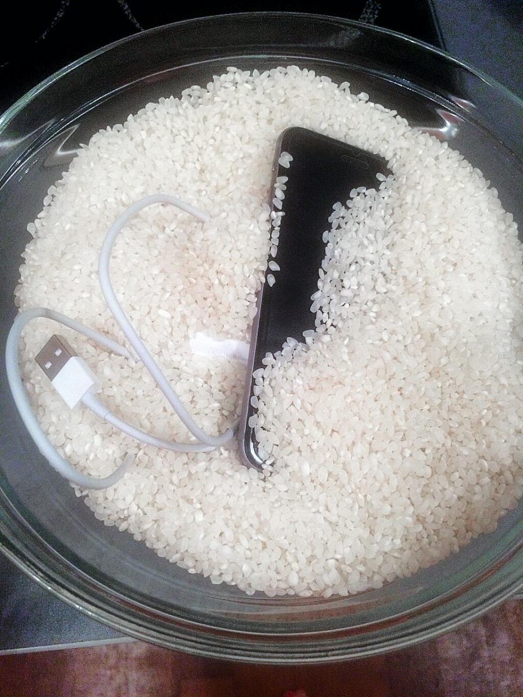 Padol mi mobil do vody. Nebudem radšej
špecifikovať konkrétne miesto. Ako prvú pomoc som ho hodila
do ryže. Tá vraj vytiahne vlhkosť. Som na seba pyšná.
Pán v oprave pozerá na mňa štýlom „zase jedna blbka, co si
myslí, že jej ryža zachráni mobil“. Taktne ma upozorní, že
to nefunguje a druhýkrát nech to nerobím, zbytočne potom
musí zoškrabovať ryžu z aparátu.