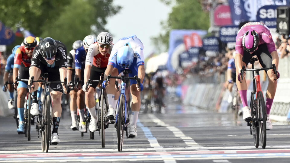 WA 26 Pergine Valsugana - tímu DMS sa teší po víťazstve v 17. etape cyklistických pretekov Giro d´Italia, ktorá viedla z mesta Pergine Valsugana do Caorle v stredu 24. mája 2023. Druhý skončil v hromadnom špurte jeho krajan Jonathan Milan (Bahrain Victorious) a tretí prišiel do cieľa Austrálčan Michael Matthews (Jayco Alula).FOTO TASR/AP