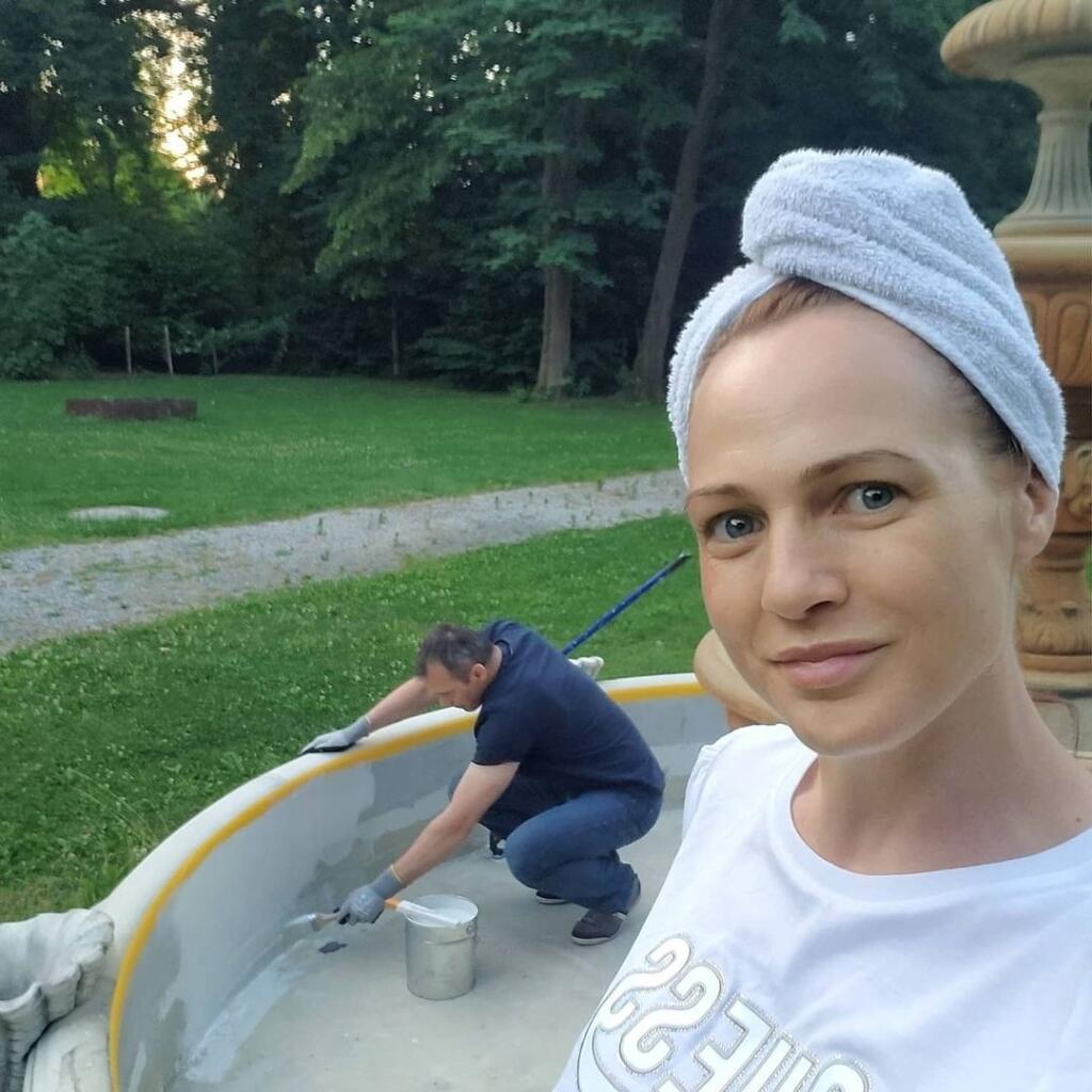 Adriana Poláková vo svojom kaštieli naplno pracuje. Nerobí jej problém postarať sa o sliepky, či opraviť fontánu.