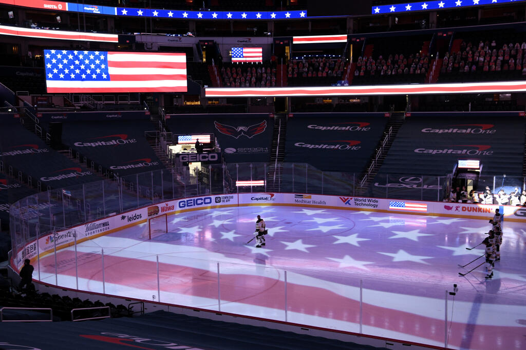 EBE 7 Washington - Na snímke vľavo slovenský brankár Bostonu Jaroslav Halák a jeho spoluhráči na ľade pred zápasom hokejovej NHL bez divákov kvôli pandémii nového koronavírusu Washington Capitals - Boston Bruins v noci na 2. februára 2021. FOTO TASR/AP
Boston Bruins goaltender Jaroslav Halak (41) and others stand on the ice before an NHL hockey game against the Washington Capitals, Monday, Feb. 1, 2021, in Washington. (AP Photo/Nick Wass)