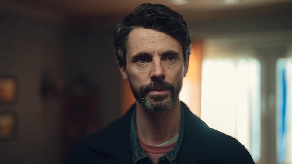 Detektív Carl Mørck (Matthew Goode) sa opäť púšťa do nevyriešených prípadov.