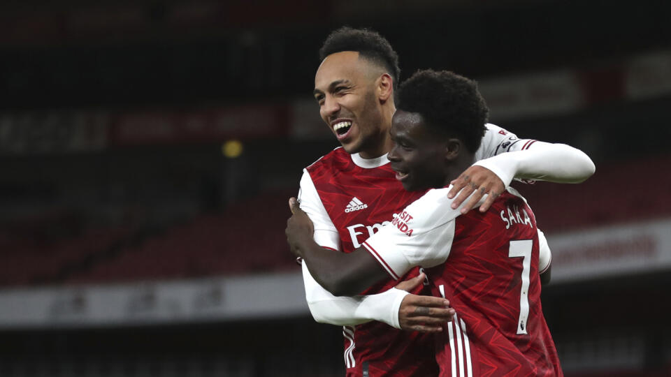 KK7 Londýn - Hráč Arsenalu Bukayo Saka (vpravo) sa teší z gólu so spoluhráčom Pierrom-Emerickom Aubamayangom vo futbalovom zápase anglickej ligy Premier League Arsenal Londýn - Newcastle United v Londýne 18. januára 2021. FOTO TASR/AP
Arsenal's Bukayo Saka, right, celebrates with Pierre-Emerick Aubameyang after scoring his side's second goal during the English Premier League soccer match between Arsenal and Newcastle United at Emirates Stadium in London, England, Monday, Jan.18, 2021. (Catherin