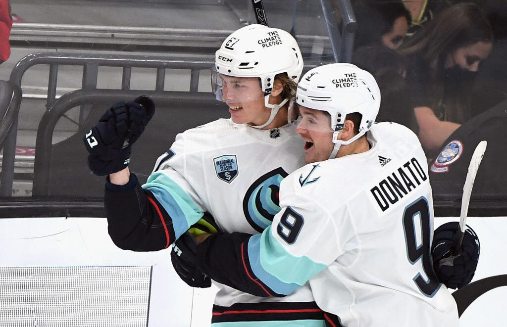 Morgan Geekie sa teší z gólu s Ryanom Donatom v zápase Seattlu proti Vegas v NHL.