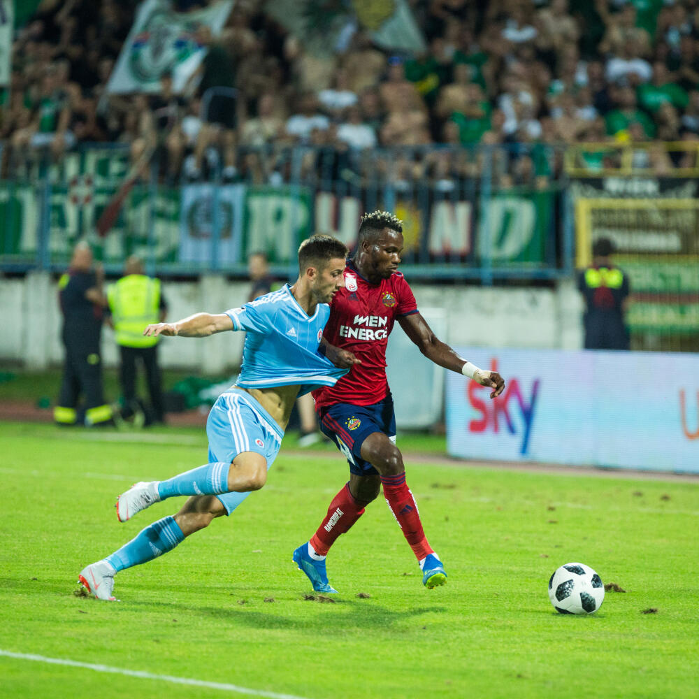 Zápas UEFA Europa League 2018/19, tretie kolo kvalifikácie prvej ligy na futbalovom štadióne Pasienky. Zápas medzi ŠK Slovan Bratislava a SK Rapid Wien, prvý pólcas.