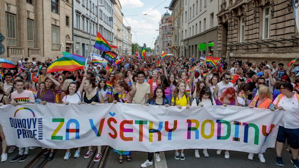 Dúhový pride - pochod za práva homosexuálov v centre Bratislavy.