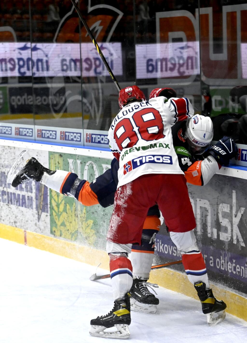 Na snímke zľava hráč HC Dukla Ingema Michalovce Tariq Hammond a hráč MhK 32 Liptovský Mikuláš Simon Kalousek bojujú o puk v zápase 31. kola Tipos extraligy HK Dukla Ingema Michalovce – MhK 32 Liptovský Mikuláš v Michalovciach 20. januára 2023.