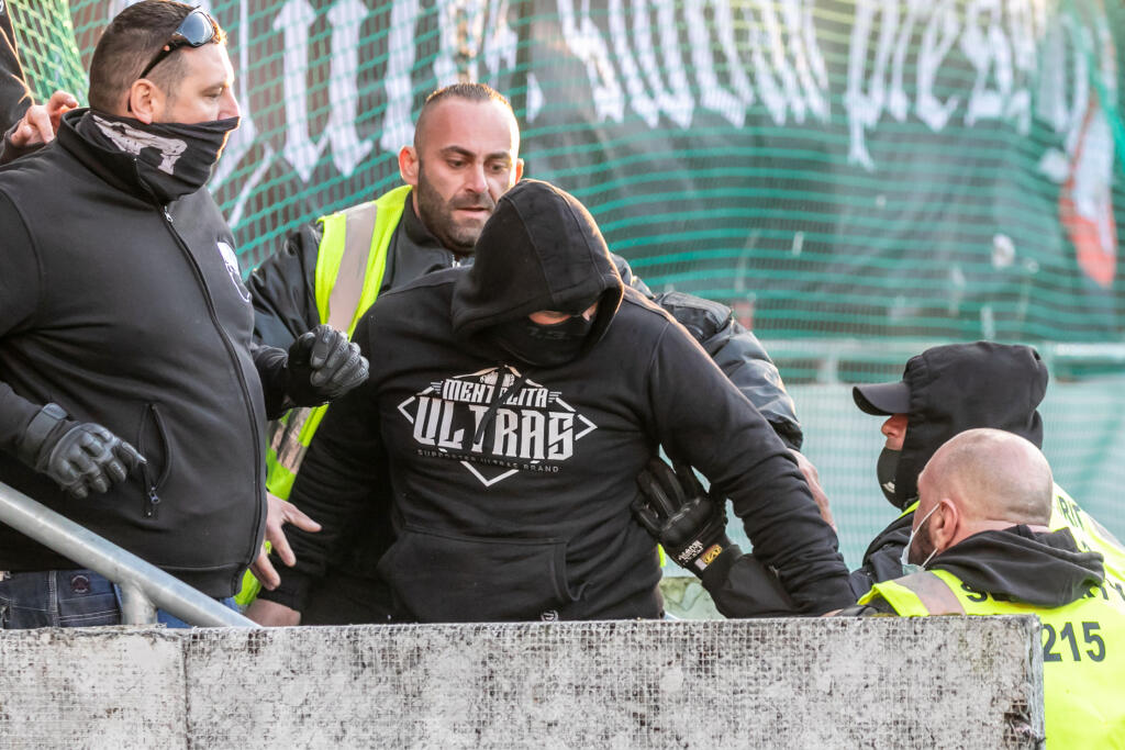 Po zákroku proti výtržníkom polícia stotožnila a obvinila 11 fanúšikov Spartaka z prečinu výtržníctva spolupáchateľstvom.