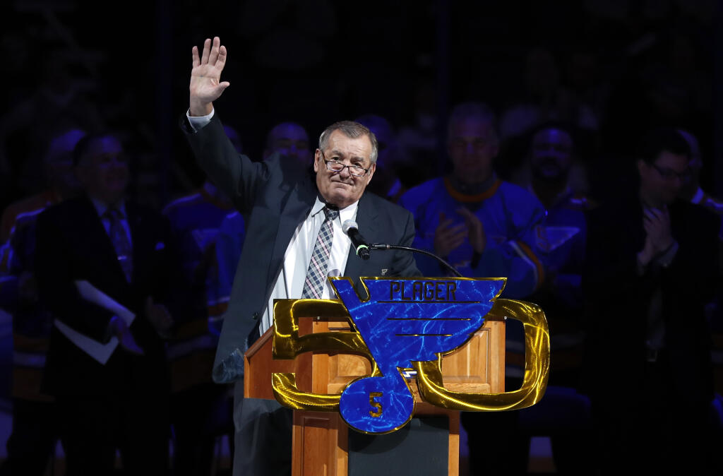Bývalý hráč St. Louis Blues Kanaďan Bob Plager máva divákom počas slávnostného vyvesenia svojho dresu s číslom 5 pred zápasom zámorskej hokejovej NHL St. Louis Blues - Toronto Maple Leafs na štadióne v St. Louis 2. februára 2017.