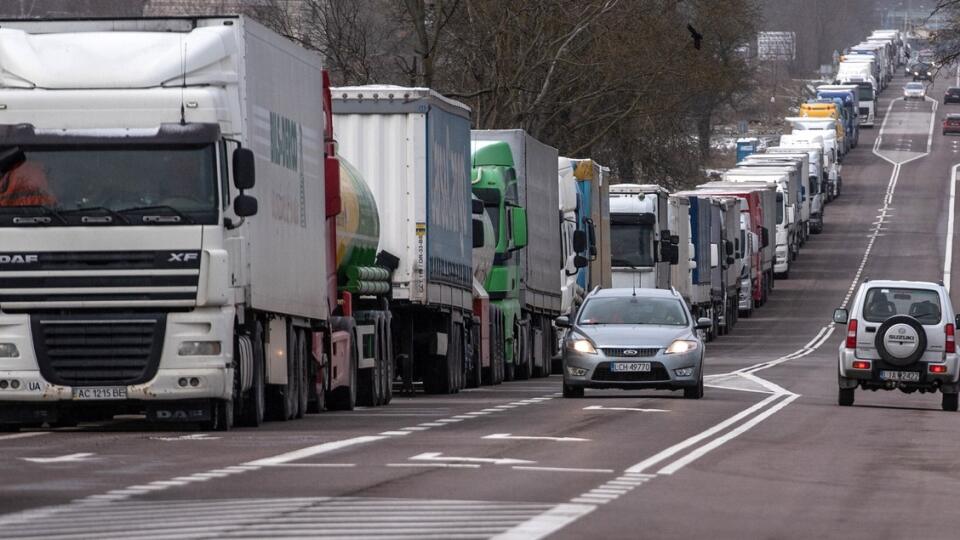 Rady sú dôsledkom blokády poľských vodičov nákladných vozidiel na troch hraničných priechodoch, ktorí protestujú proti lacnejšej konkurencii ukrajinských prepravných firiem, ktorú vnímajú ako nespravodlivú.