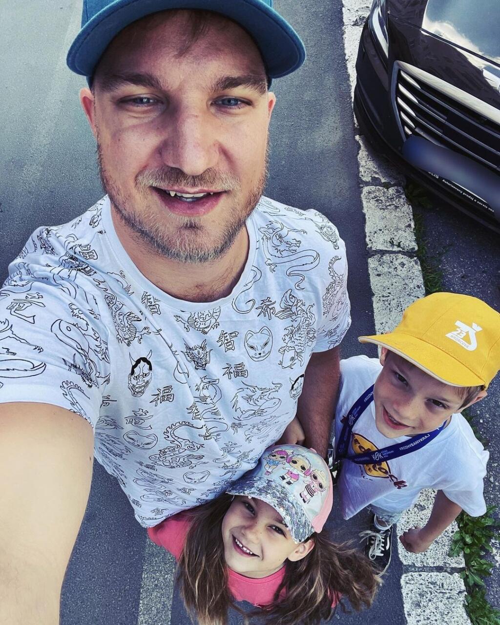 Lukáš s deťmi trávi napriek vyťaženosti dosť času.