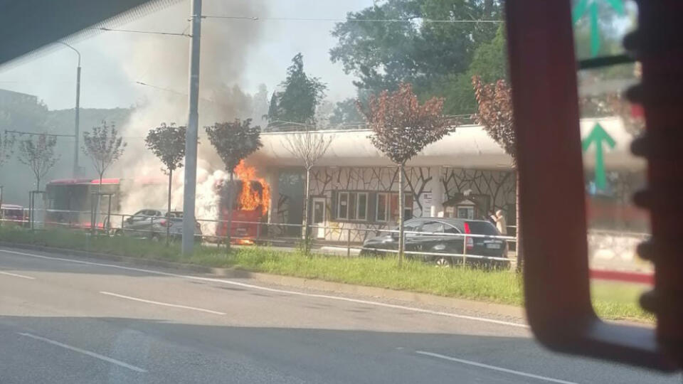 Na bratislavskej Patrónke horí autobus MHD 