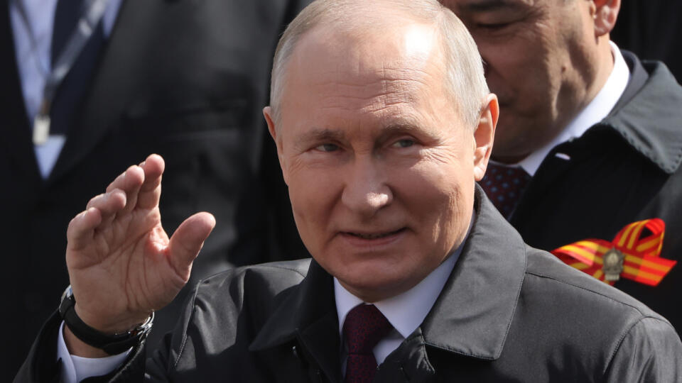 O ruskom diktátorovi Vladimirovi Putinovi (70) sa hovorí, že je najbohatším človekom na svete. Oficiálne, pravda, nie: zdanlivo nič nevlastní, nejazdí luxusnými autami a takmer všetky jeho fotografie sú z jeho kancelárie, aby to vyzeralo, že nič iné nerobí, len pracuje.