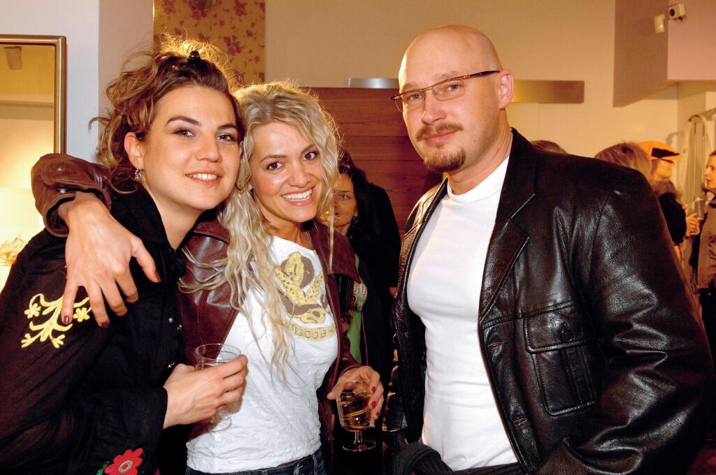 Dara Rolins, Eva Skallová, manažérka Dary
foto : Michaela Feuereislová
uverejnené Šarm 34/2006
pôvodný súbor:DSC_0095.eps