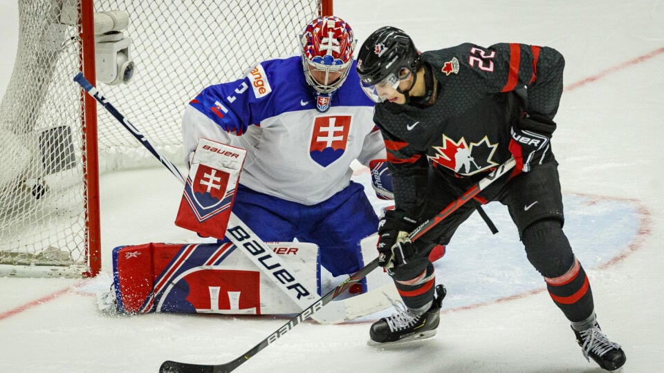 Na snímke Samuel Hlavaj a Dylan Cozens počas zápasu štvrťfinále IIHF Majstrovstiev sveta v ľadovom hokeji hráčov do 20 rokov medzi Kanadou a Slovenskom.