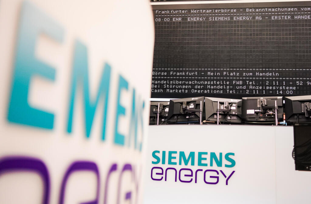 WA 17 archív Frankfurt - Na archívnej snímke z 28. septembra 2020 logo nemeckej spoločnosti Siemens Energy vidieť na obrazovke v priestoroch burzy cenných papierov vo Frankfute. Nemecká firma, ktorá dodáva zariadenia pre energetický sektor, odhaduje, že jej strata za rok 2022 bude vyššia, než pôvodne očakávala. Dôvodom je reštrukturalizácia ruského biznisu. FOTO TASR/DPA   


ARCHIV - 28.09.2020, Hessen, Frankfurt/Main: «Siemens Energy» steht in der Frankfurter Wertpapierbörse außen an der Arbei