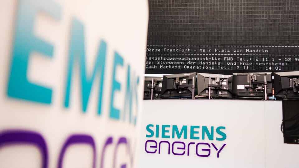 WA 17 archív Frankfurt - Na archívnej snímke z 28. septembra 2020 logo nemeckej spoločnosti Siemens Energy vidieť na obrazovke v priestoroch burzy cenných papierov vo Frankfute. Nemecká firma, ktorá dodáva zariadenia pre energetický sektor, odhaduje, že jej strata za rok 2022 bude vyššia, než pôvodne očakávala. Dôvodom je reštrukturalizácia ruského biznisu. FOTO TASR/DPA
ARCHIV - 28.09.2020, Hessen, Frankfurt/Main: «Siemens Energy» steht in der Frankfurter Wertpapierbörse außen an der Arbei