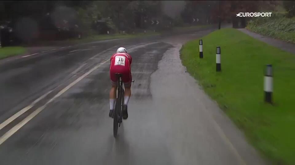VIDEO: Kruté podmienky na šampionáte v cyklistike. Mladý Dán sa poriadne vykúpal!