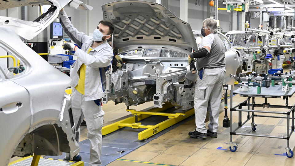 Zamestnanci spoločnosti Volkswagen Slovakia pracujú na výrobnej linke.