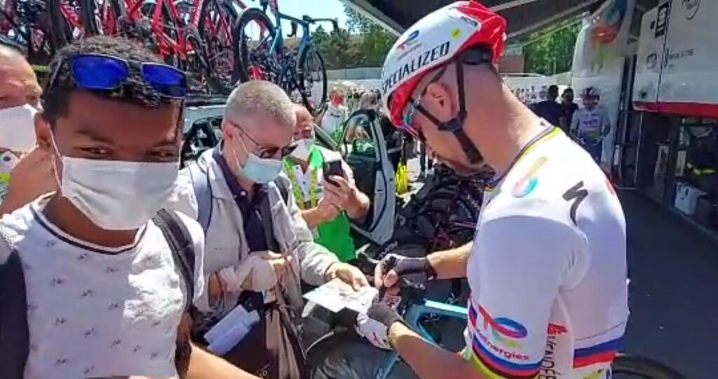 Sagan sa aj niekoľko minút pred štartom venoval fanúšikom, rozdával podpisy a fotil sa. Nechýbalo však veľa a takmer si kvôli tomu mohol zarobiť na poriadny problém, keďže štart etapy stihol len tak-tak.