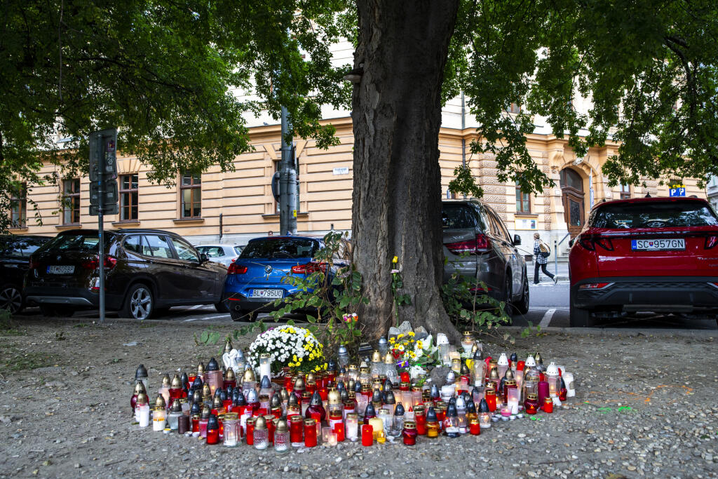 Pamiatku zosnulých si uctili aj priamo na zastávke Zochova