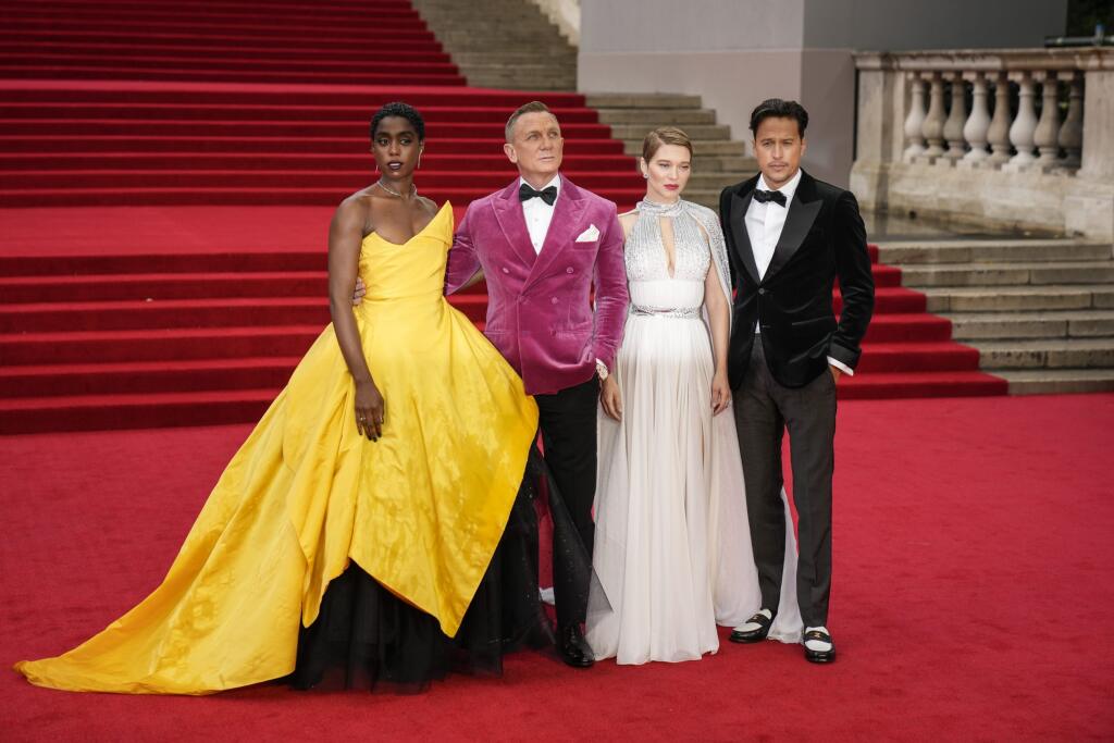Herci zľava Lashana Lynch, Daniel Craig, Lea Seydoux a Cary Joji Fukunaga pózujú fotografom počas ich príchodu na svetovú premiéru novej bondovky Nie je čas zomrieť (No Time To Die) v londýnskej Royal Albert Hall.