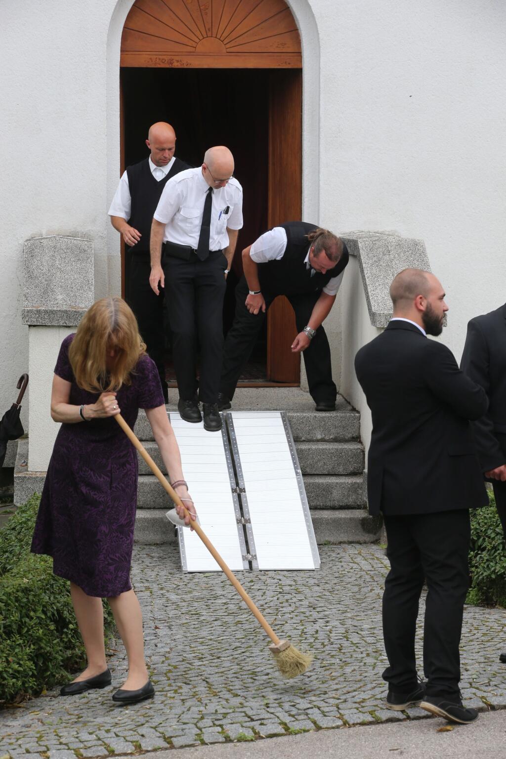 Príprava bezbariérového vstupu do kostola. Zrejme pre Josefa Abrháma, ktorý je na invalidnom vozíku.