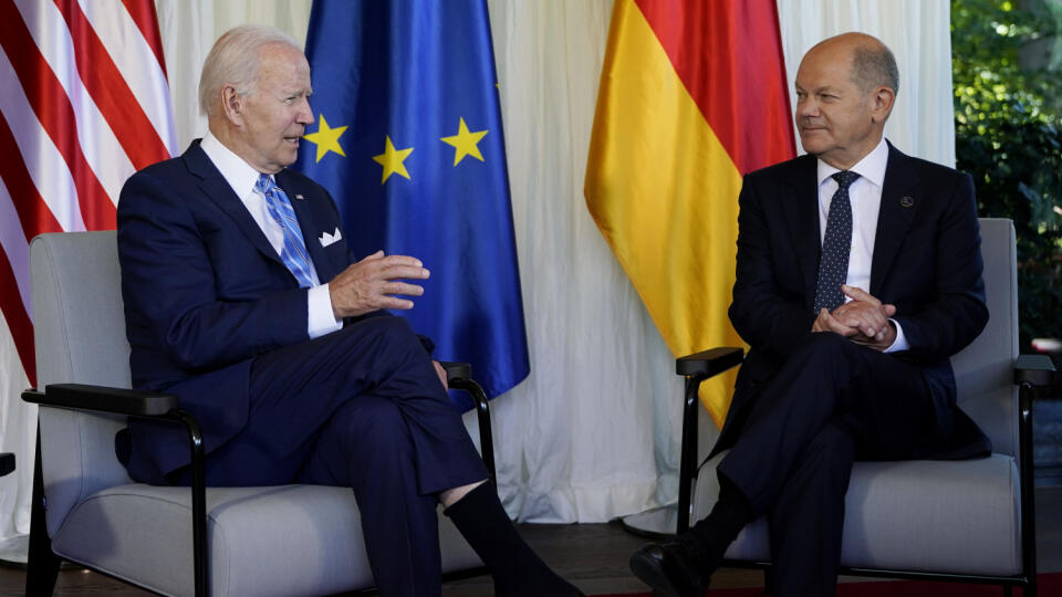 EBE 26 Elmau - Na snímke zľava americký prezident Joe Biden a nemecký kancelár Olaf Scholz počas bilaterálneho stretnutia na summite G7 s lídrami kľúčových spojencov USA na zámku Elmau v Bavorských Alpách v nedeľu 26. júna 2022. Západ musí zostať jednotný čo sa týka postoja proti ruskej agresívnej vojne na Ukrajine. V nedeľu to vyhlásil americký prezident Joe Biden po stretnutí so Scholzom. FOTO TASR/AP
President Joe Biden and German Chancellor Olaf Scholz speak during a bilateral meeting at th