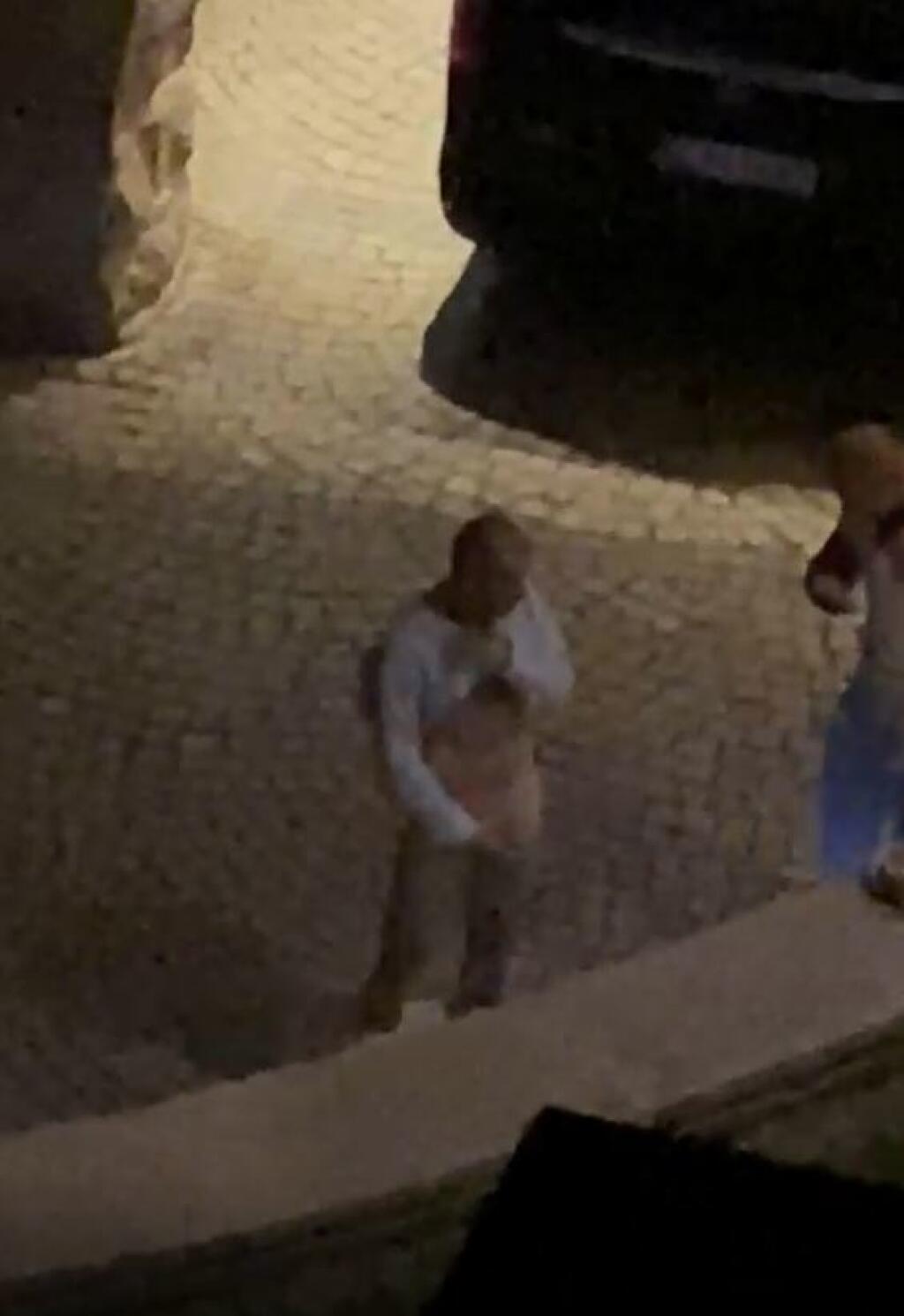 Vladko a Ivan sa v noci rozhodli, že sa podporia na parkovisku niekoľkými objatiami. Podľa Kmotríka mal Weiss za sebou ťažké obdobie a potreboval podporiť.