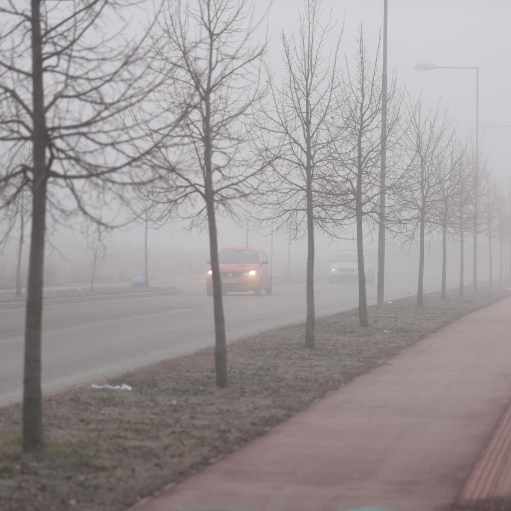 Na snímke autá jazdia počas hmly v Trnave v nedeľu 12. januára 2020. FOTO TASR - Lukáš Grinaj