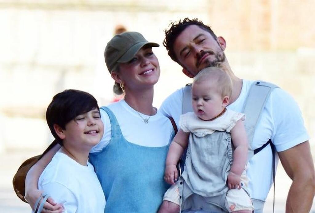 Zaľúbenci a rodičia 9-mesačnej Daisy Katy Perry (36) a Orlando Bloom (44) sa vybrali do historických Benátok a aj keď im fotografi a fanúšikovia nechceli dať pokoj, neustále si prejavovali nežnosti a užívali každý moment.