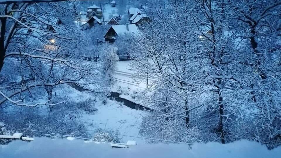 Pohľad do zasneženej dediny.