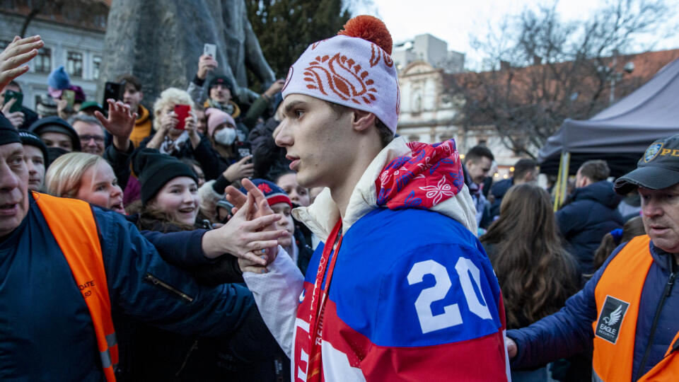 Juraj Slafkovský ešte s čapicou na hlave. O pár sekúnd o ňu prišiel a nezabránila tomu ani bezpečnostná služba.