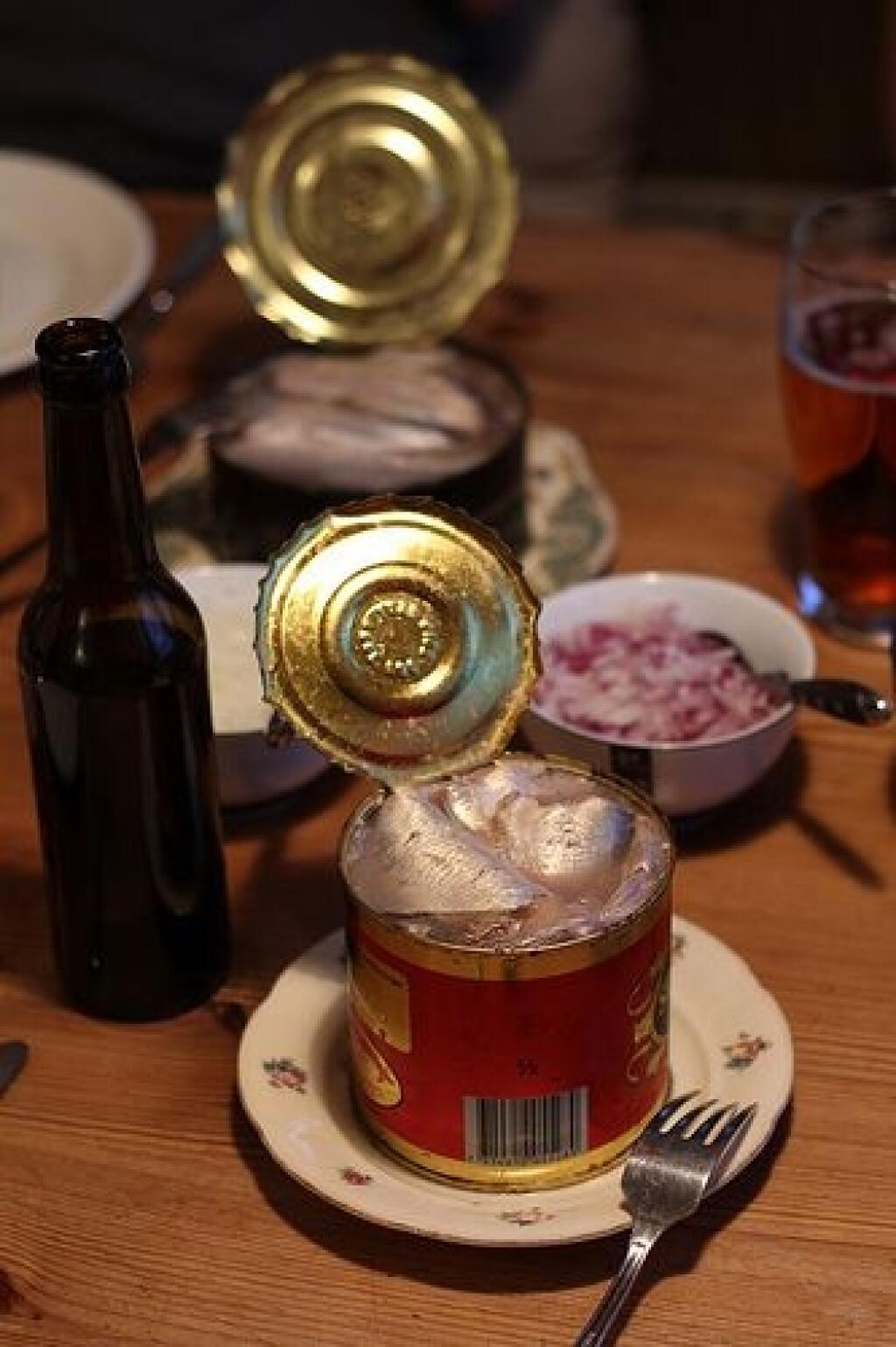 Najzapáchajúcejšie jedlo na svete, surströmming, pochádza zo Švédska a vyrába sa skvasením rybieho mäsa.