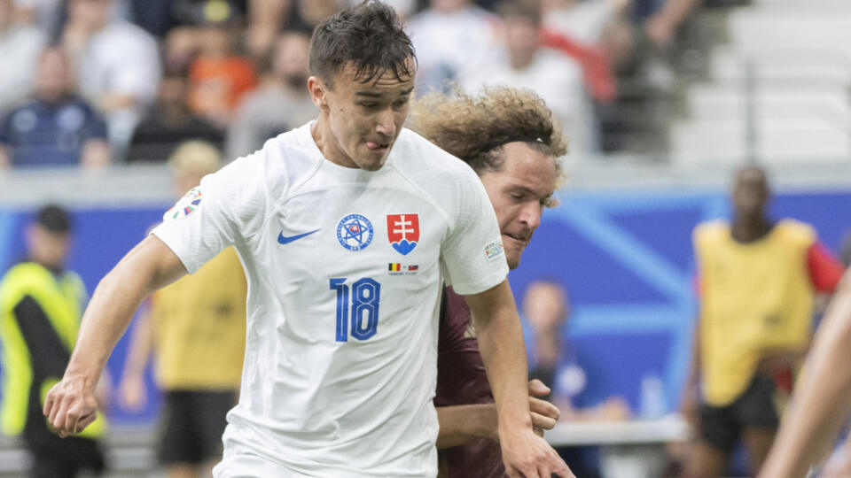 Slovenský futbalista David Strelec (vľavo) a hráč Belgicka Wout Faes bojujú o loptu v zápase E-skupiny Belgicko - Slovensko na ME vo futbale vo Frankfurte v pondelok 17. júna 2024. FOTO TASR - Martin Baumann